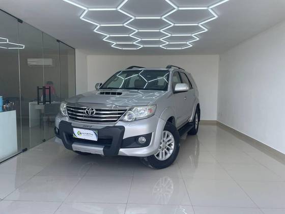 TOYOTA HILUX 3.0 SRV 4X4 CD 7 LUGARES 16V TURBO INTERCOOLER DIESEL 4P AUTOMÁTICO TOYOTA HILUX 3.0 SRV 4X4 CD 7 LUGARES 16V TURBO INTERCOOLER DIESEL 4P AUTOMÁTICO